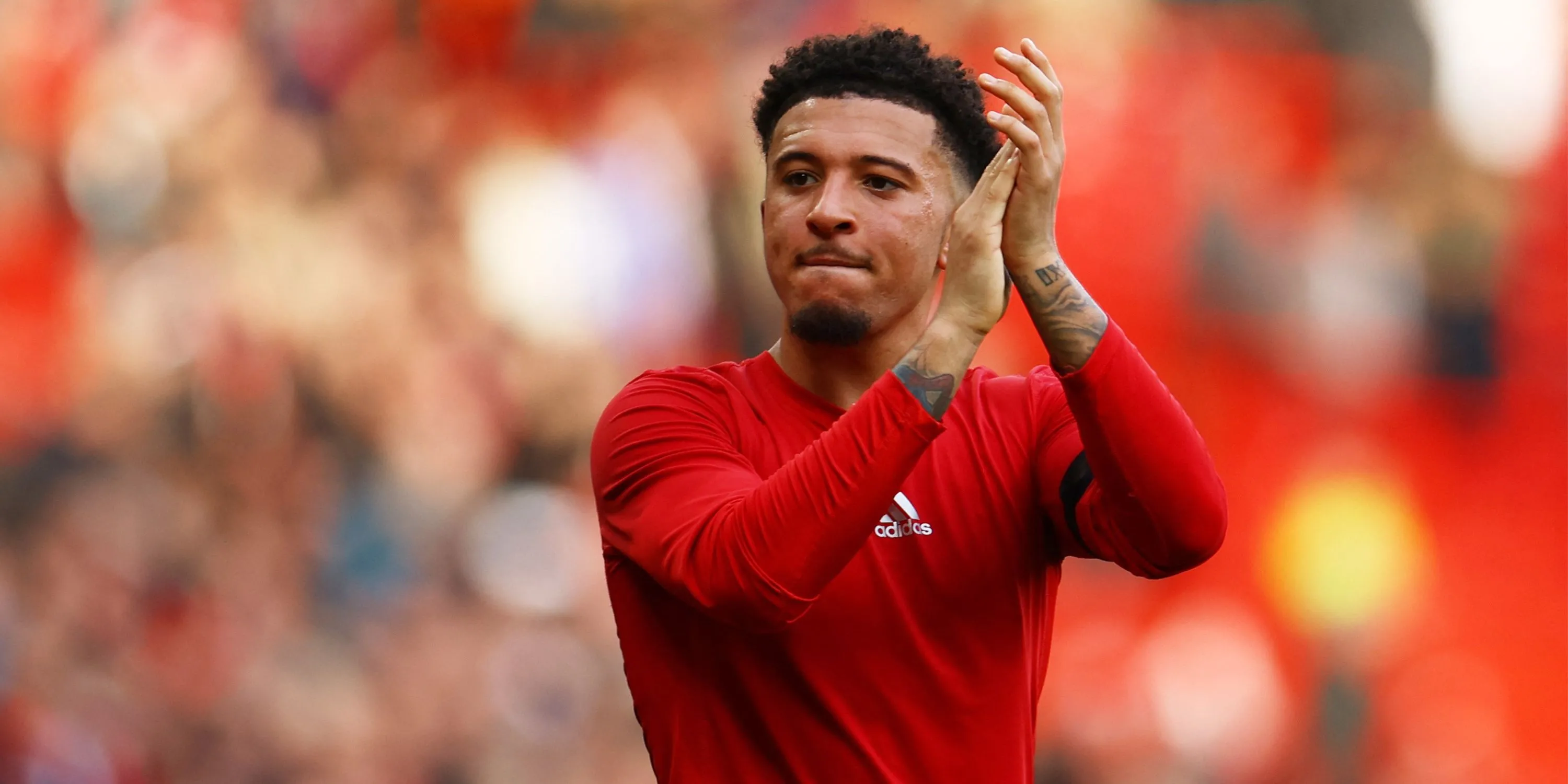 Cầu thủ Jadon Sancho mặc áo Manchester United trên sân Premier League
