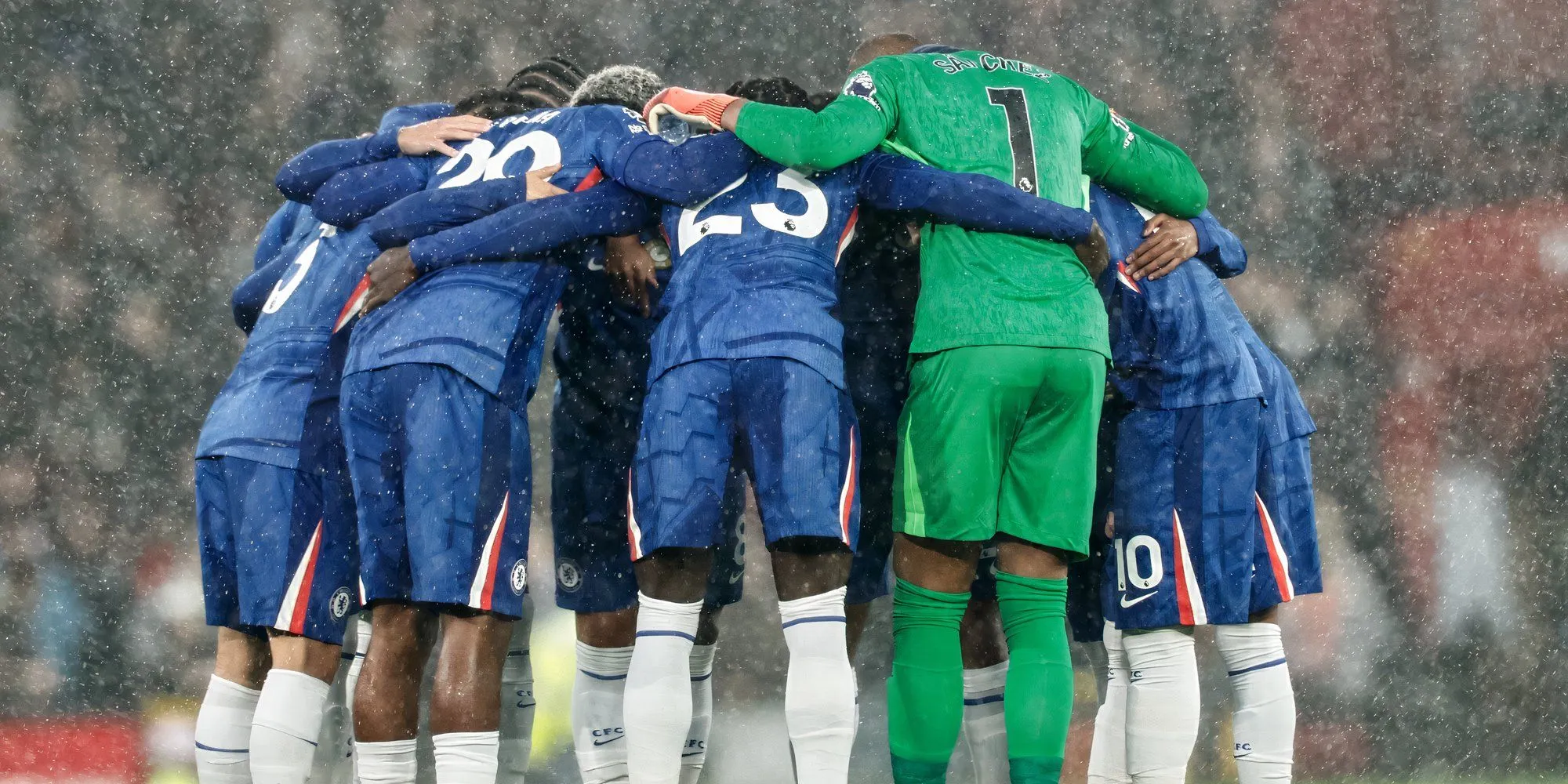 Chelsea trong một trận đấu Premier League với những cầu thủ đang tham gia vòng ngoài