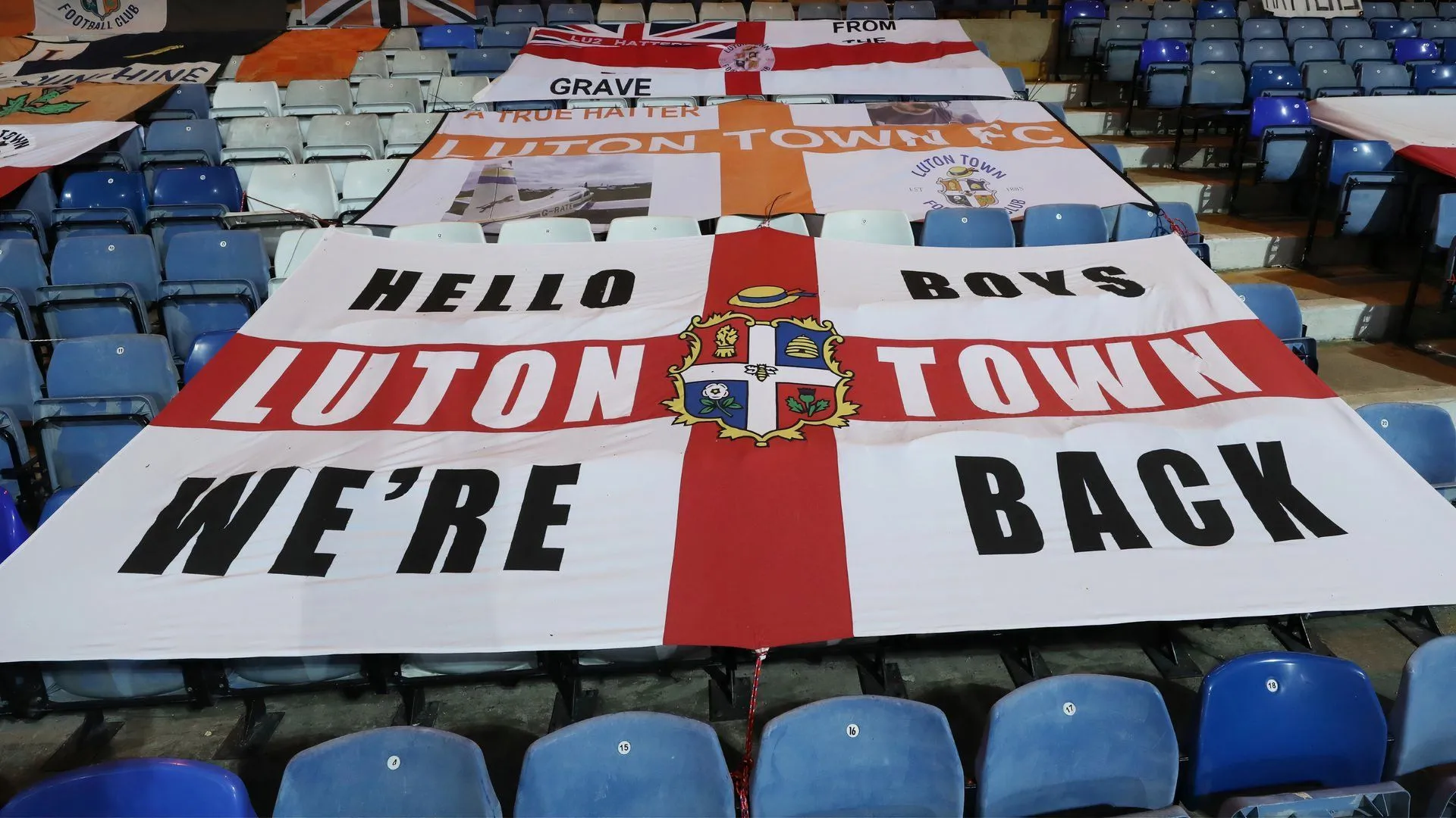 Cờ Luton Town tại sân Kenilworth Road - sân nhà lịch sử của câu lạc bộ