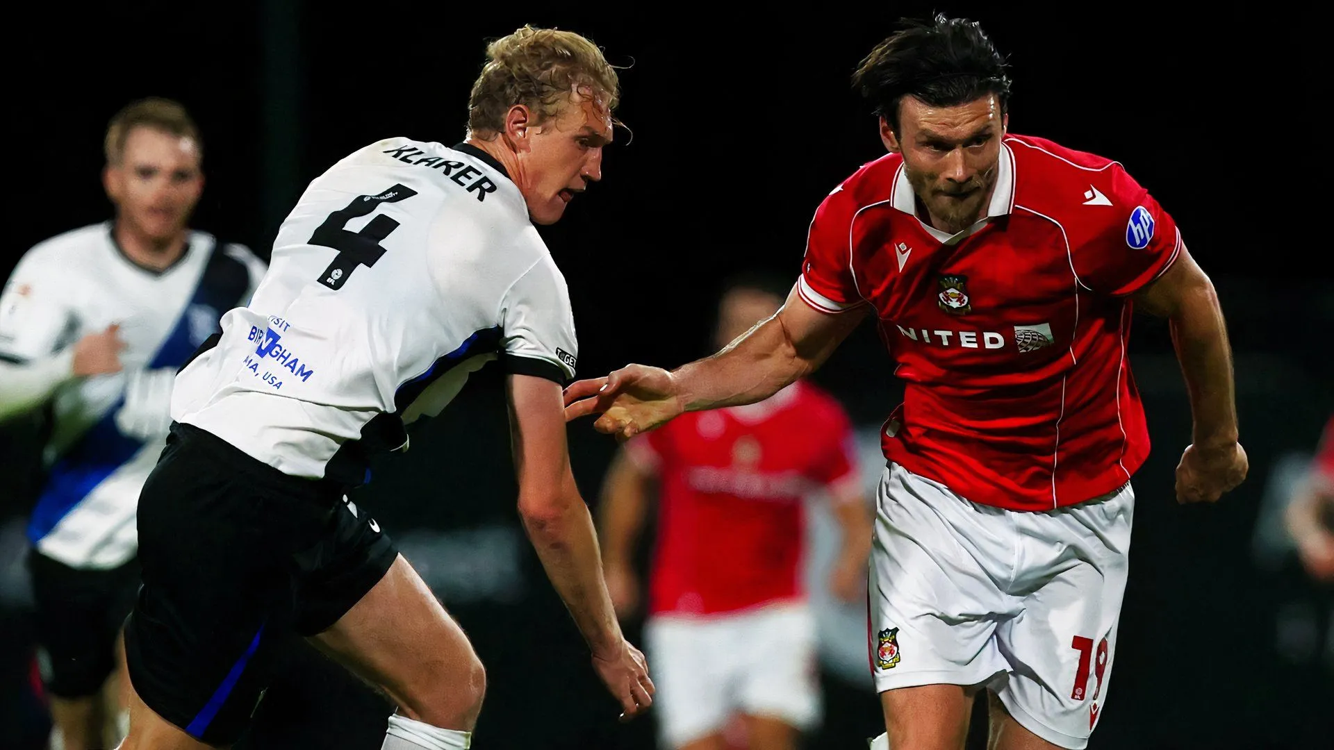 Đội trưởng Christoph Klarer thi đấu cho Birmingham City trong trận gặp Wrexham