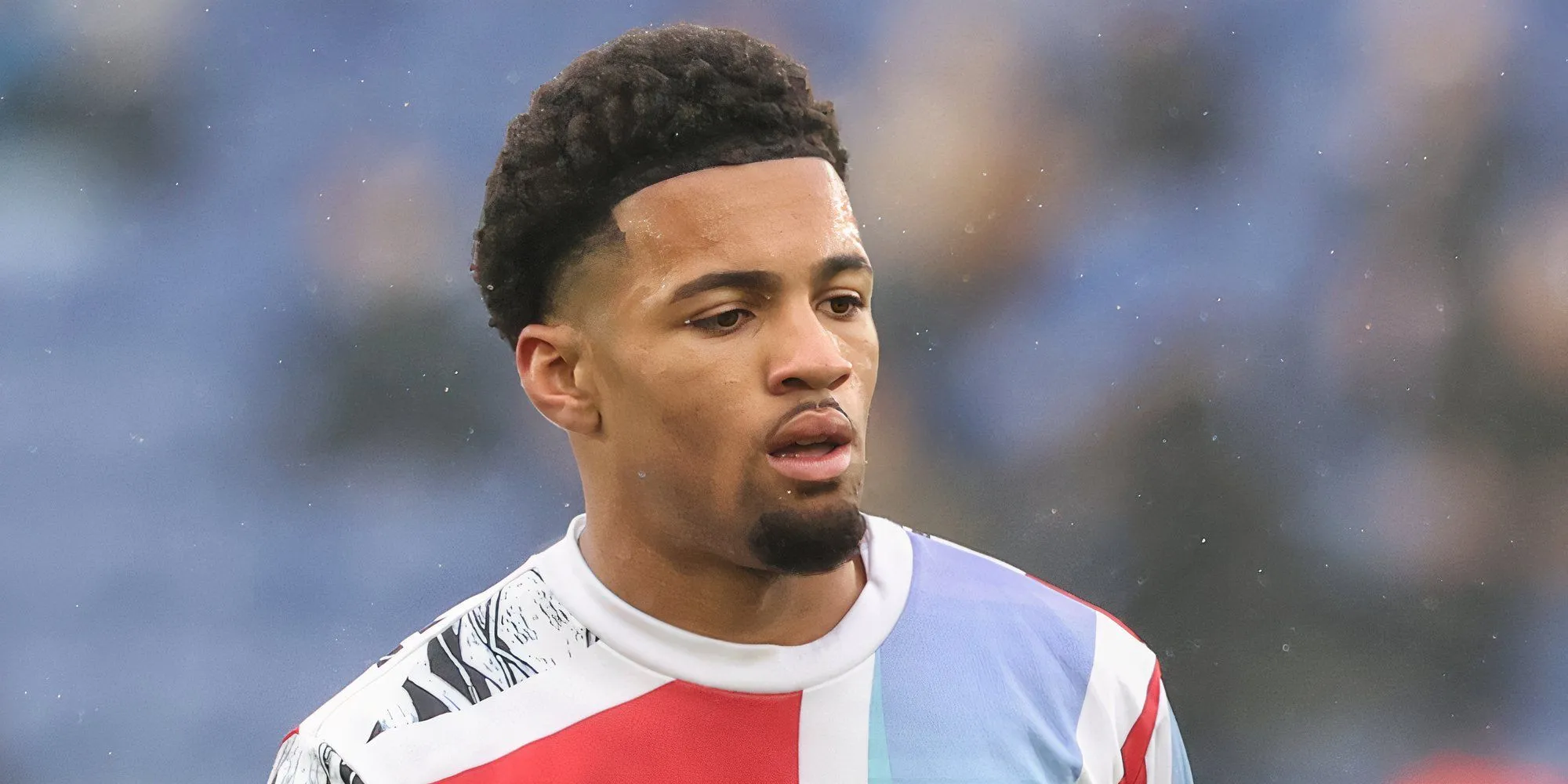 Ethan Nwaneri, tiền vệ tấn công Arsenal 18 tuổi, đang kiểm soát bóng trong trận đấu