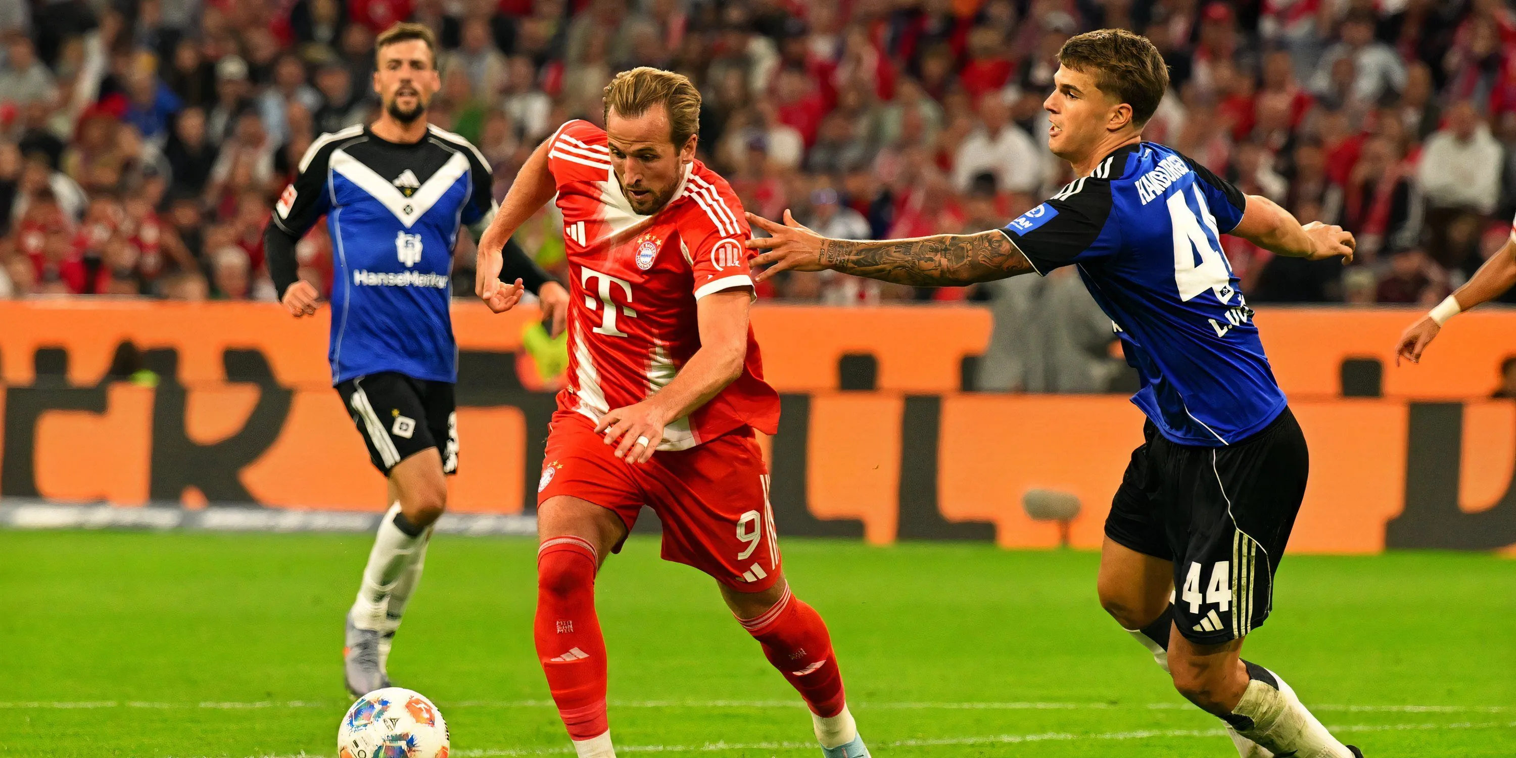 Harry Kane (trái) tương tác với Luka Vuskovic trong một pha tranh chấp căng thẳng