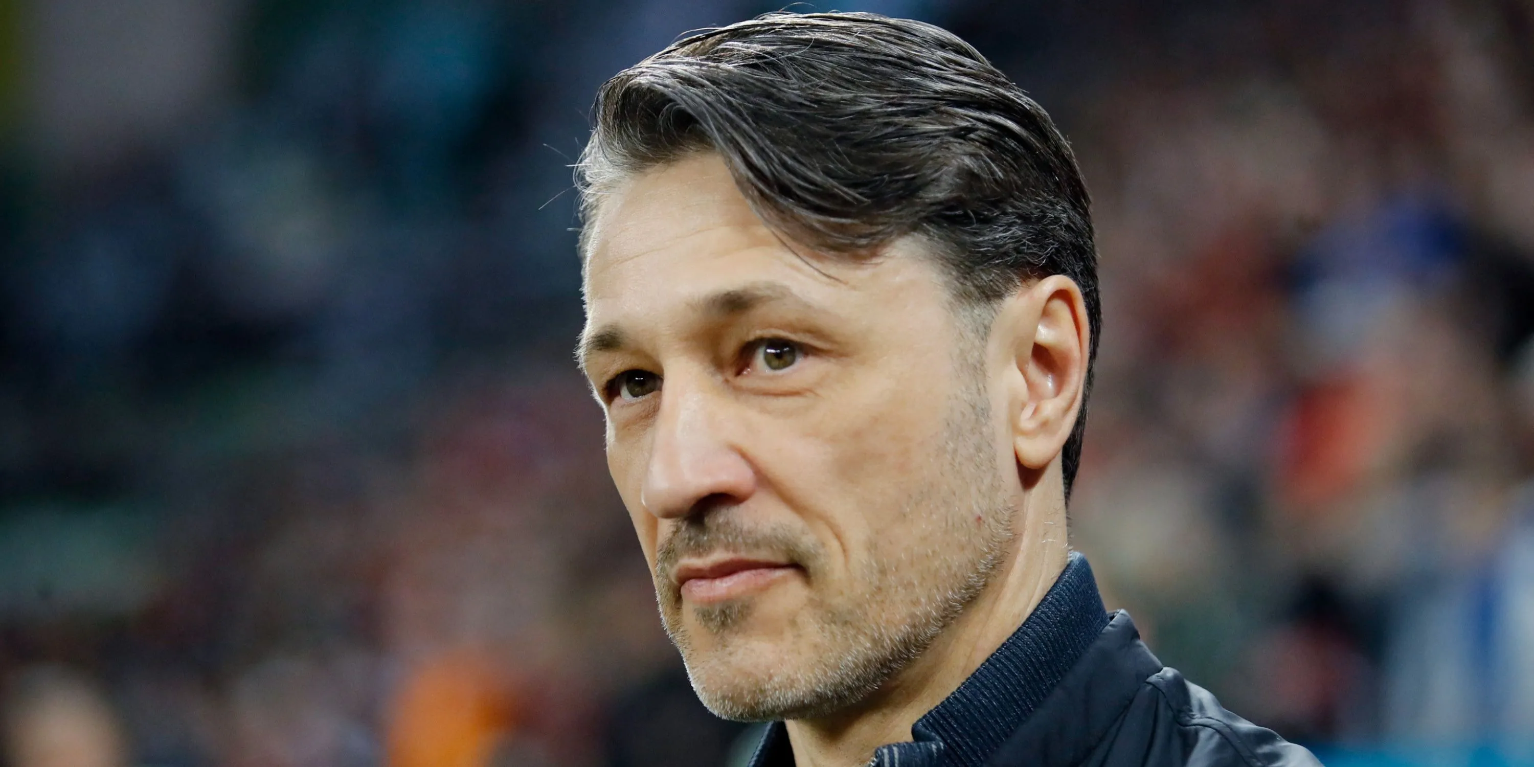 HLV Niko Kovac theo dõi trận đấu từ khu vực huấn luyện viên