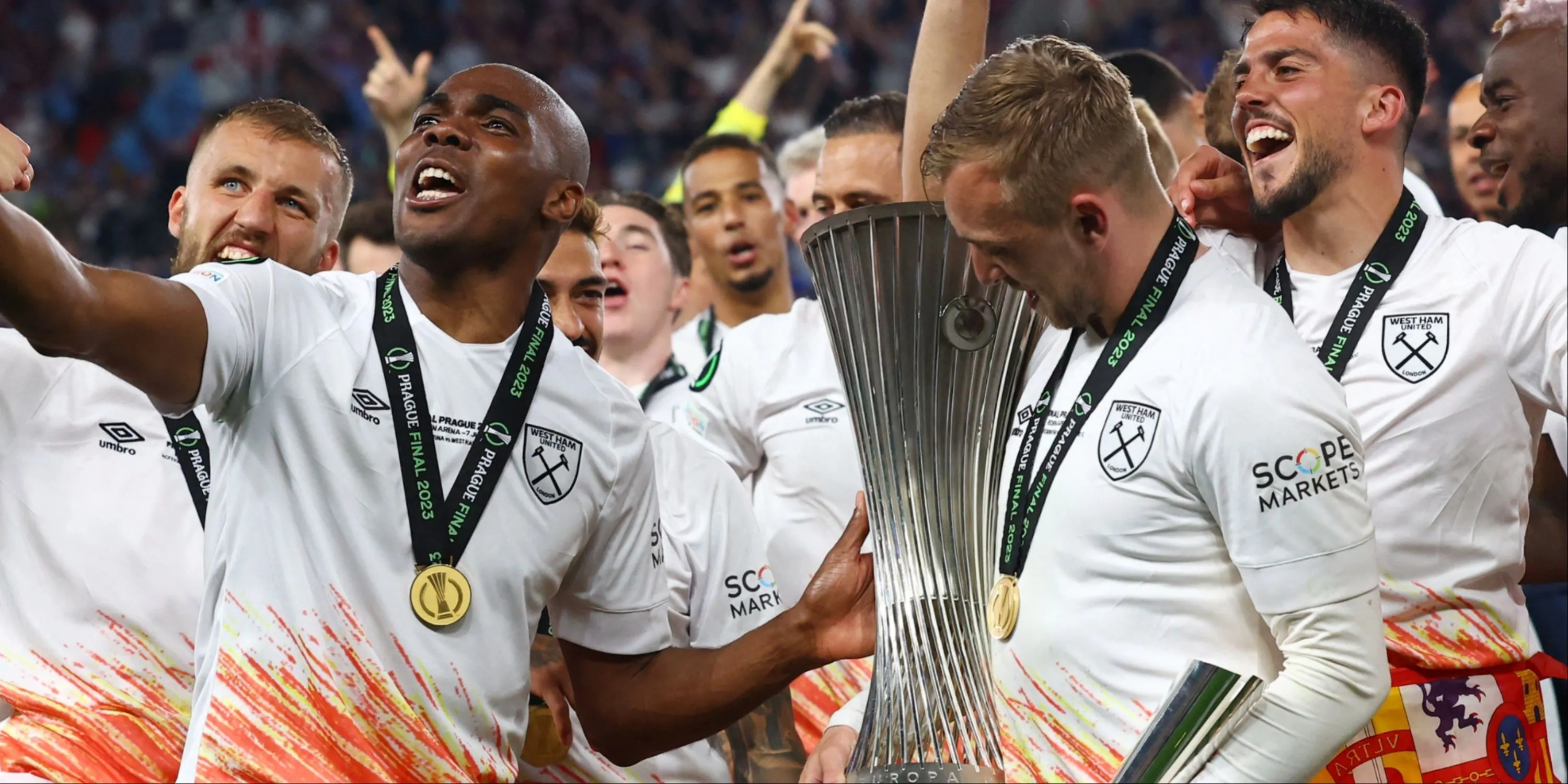 Jarrod Bowen cầm giải Cúp Liên đoàn Châu Âu Conference