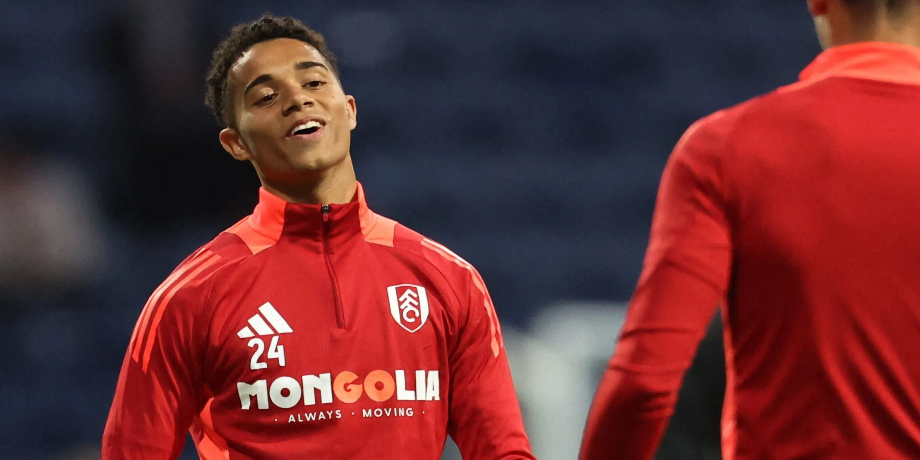Josh King, tiền vệ Fulham 18 tuổi, đang dribble trong trận đấu