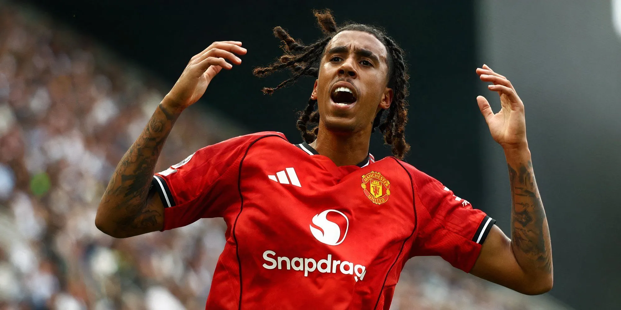 Leny Yoro, hậu vệ Manchester United 19 tuổi, đang thực hiện pha phòng chống