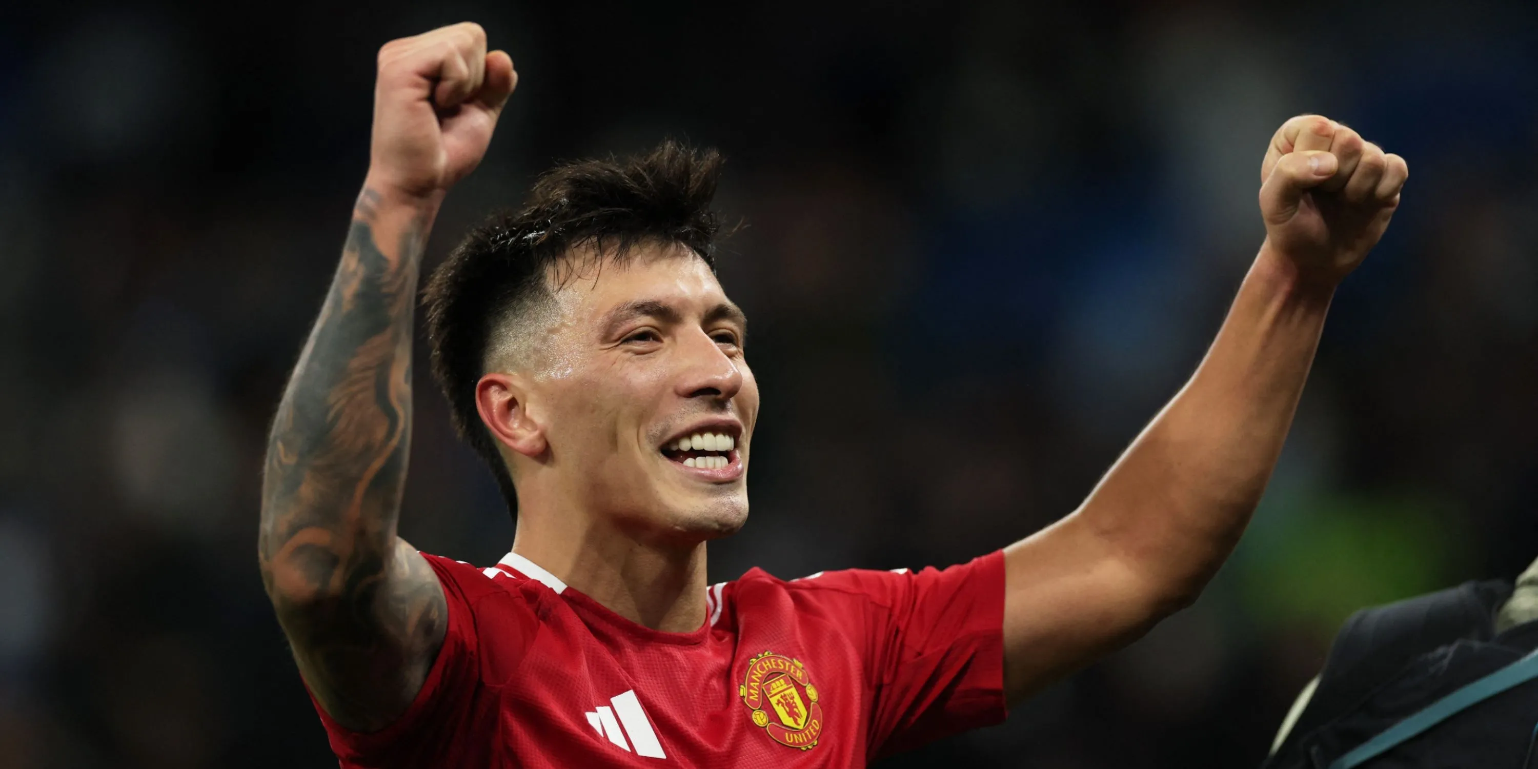 Lisandro Martinez, hậu vệ Argentina của Manchester United trong trang phục thi đấu