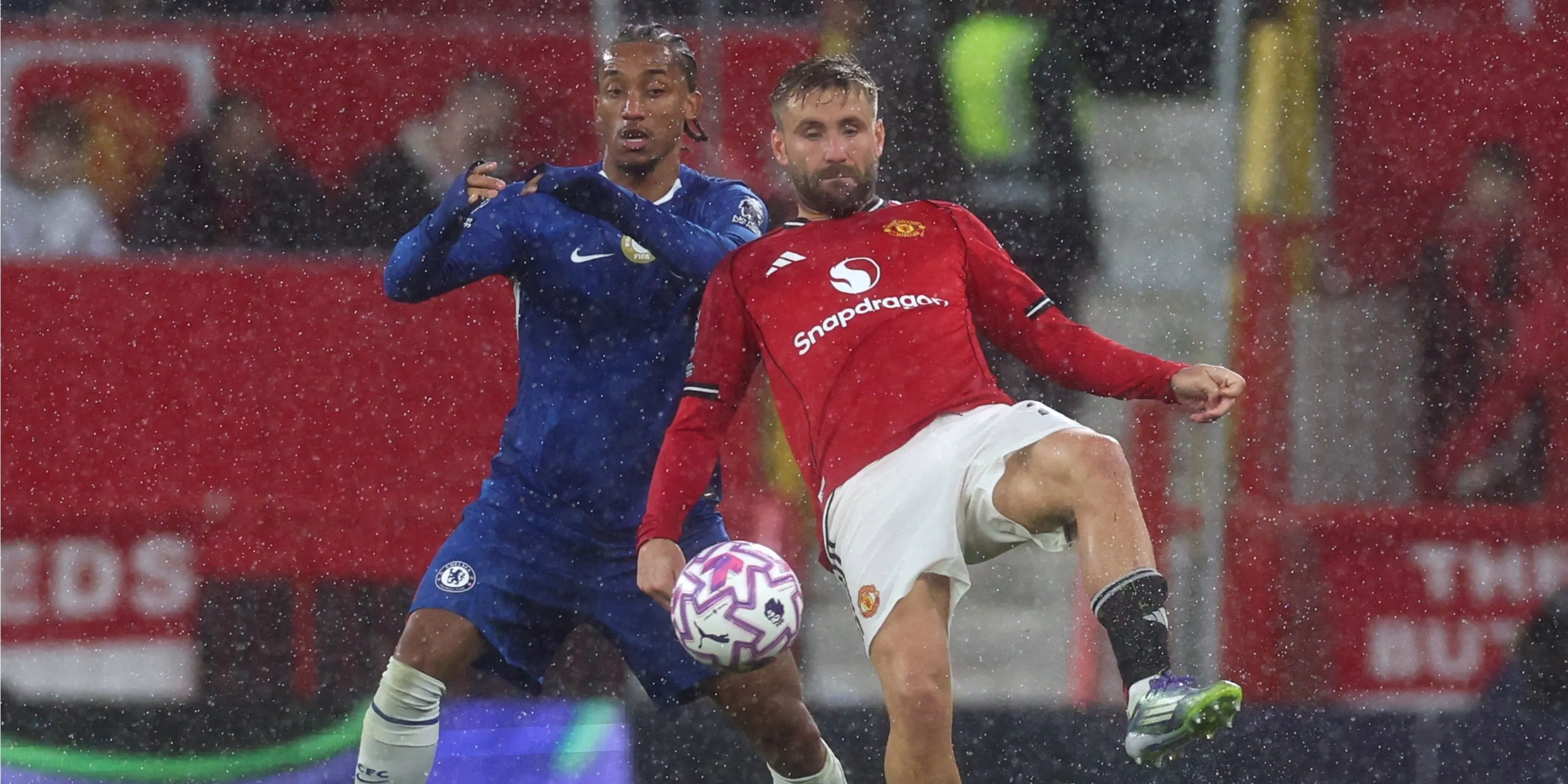 Luke Shaw trong màu áo Manchester United, thi đấu ở Premier League