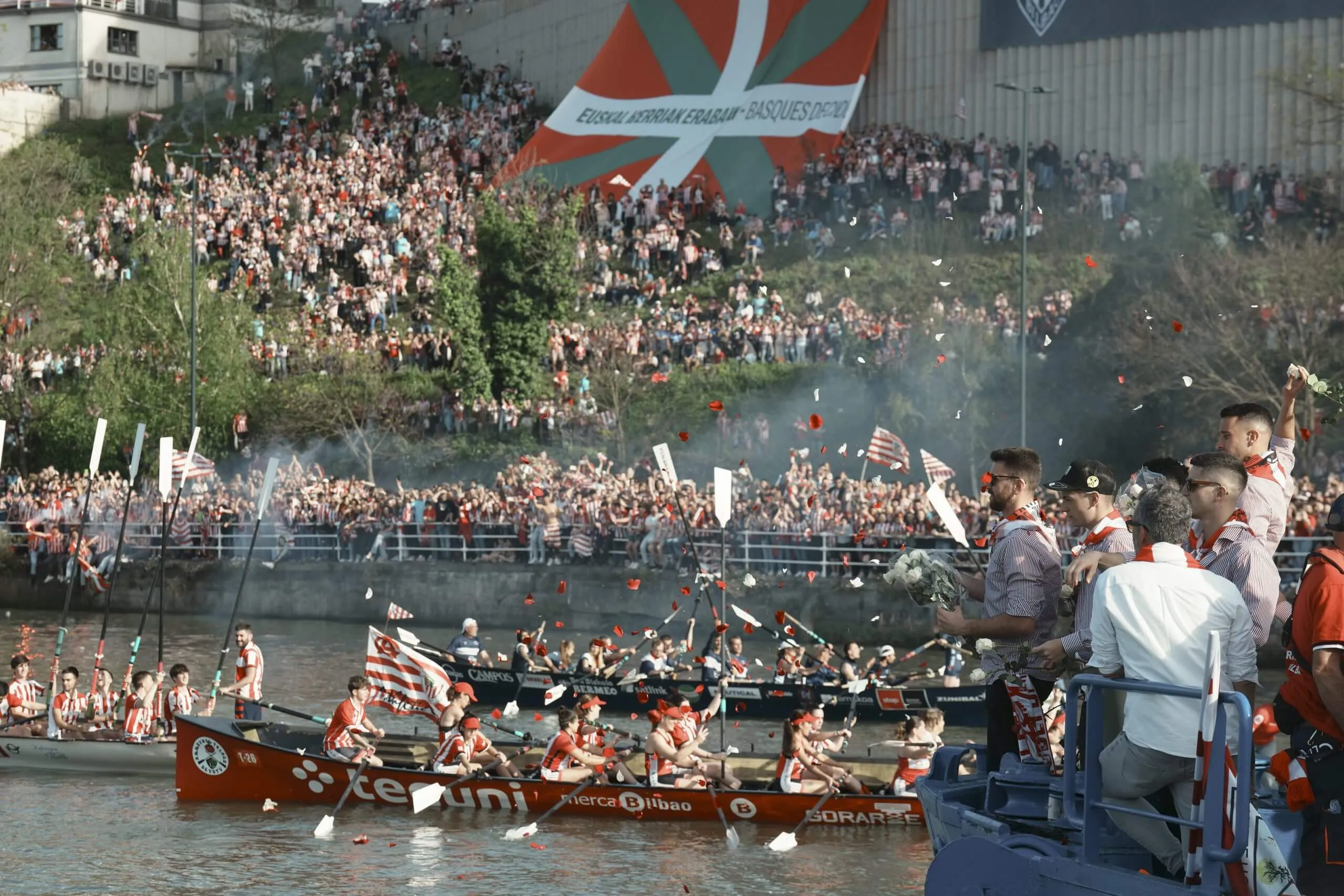 Mặn ăn mừng lịch sử của Athletic Club trên sông Nervion sau 40 năm chủ đợi một danh hiệu lớn