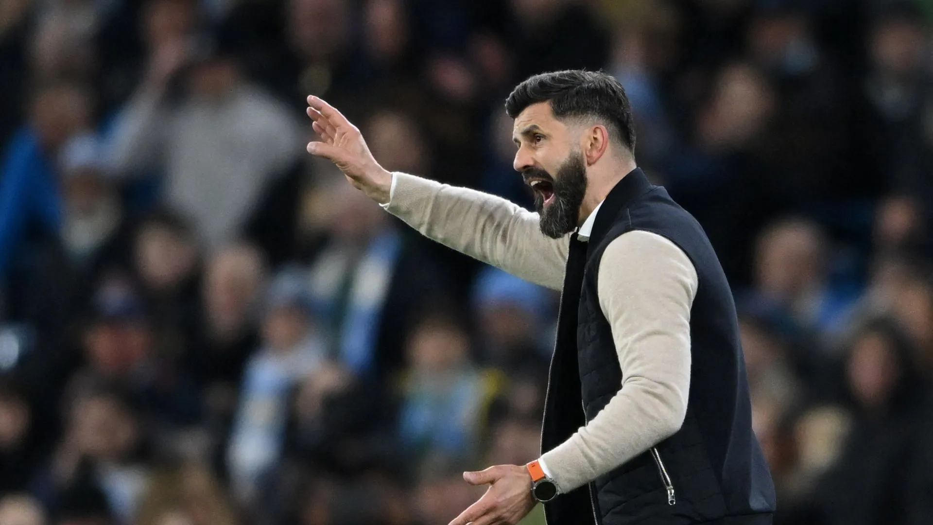 Miron Muslic chỉ đạo chiến thuật trên khán đài trong một trận đấu tại Championship