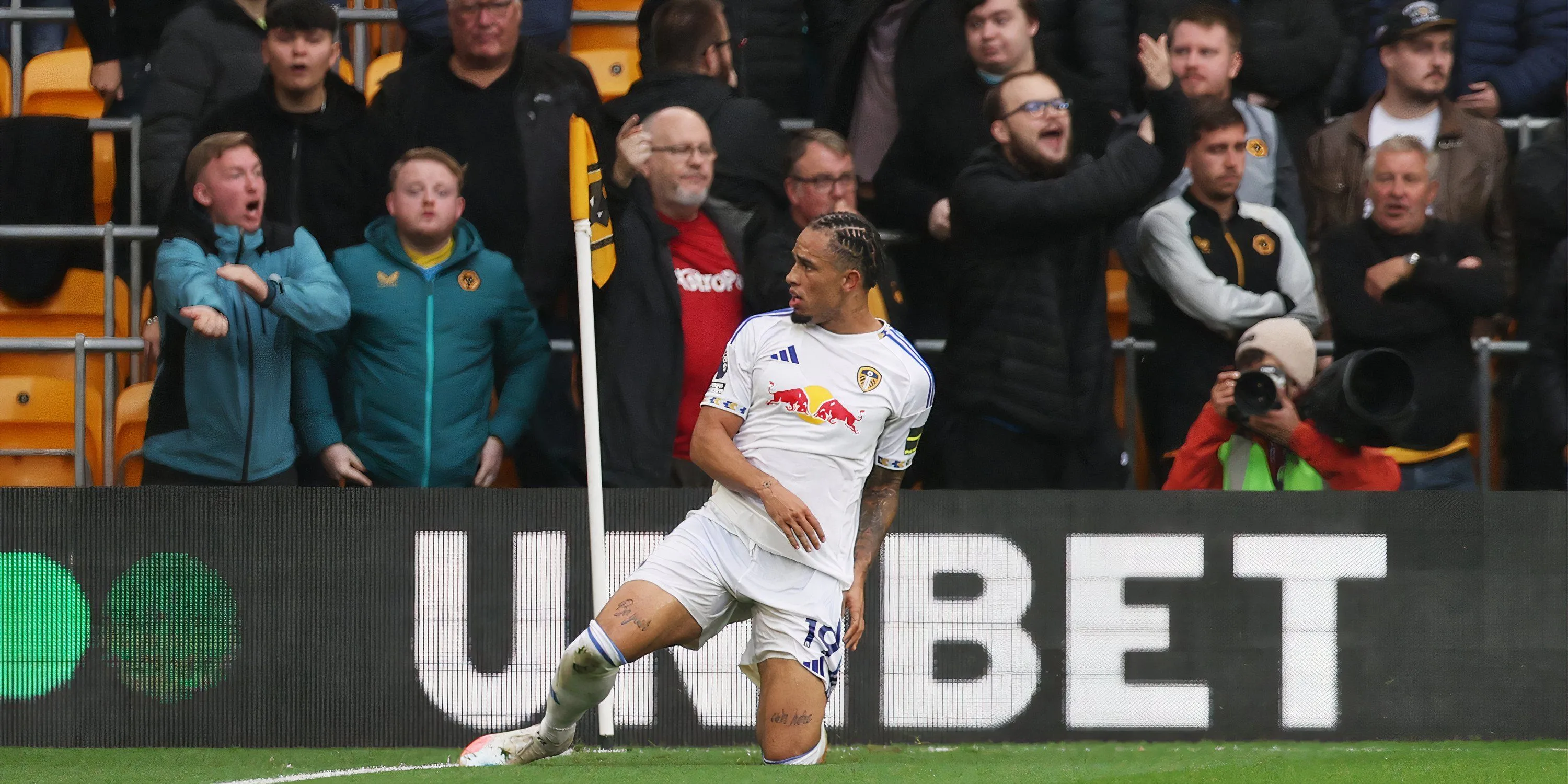 Noah Okafor thi đấu cho Leeds United