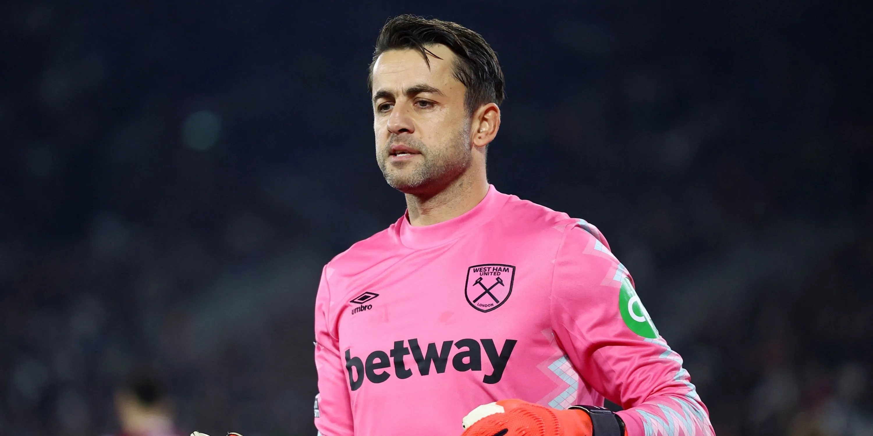 Thủ môn Lukasz Fabianski trong bộ quần áo West Ham