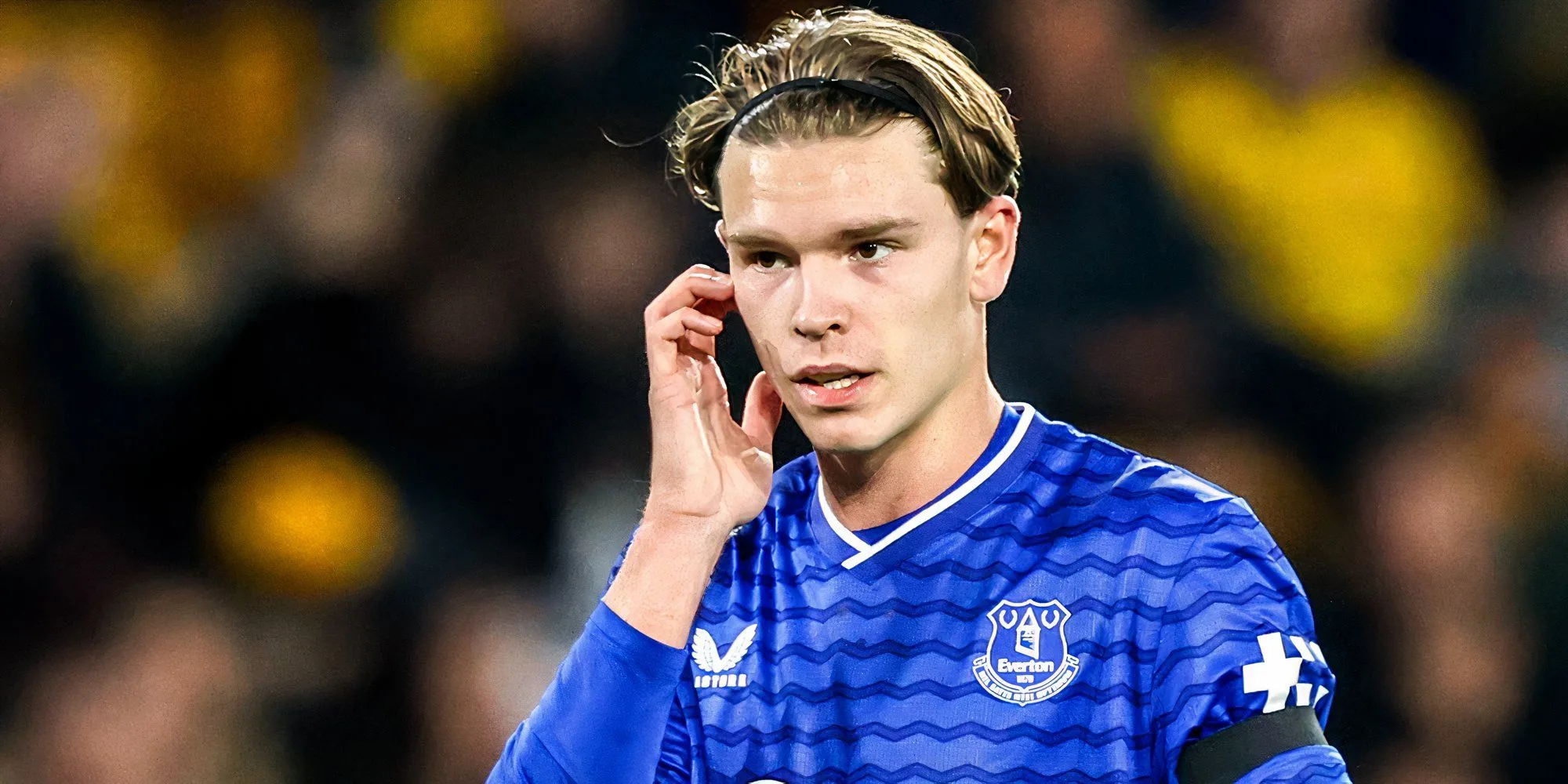 Tyler Dibling, tiền vệ Everton 19 tuổi, đang sút bóng trong trận đấu