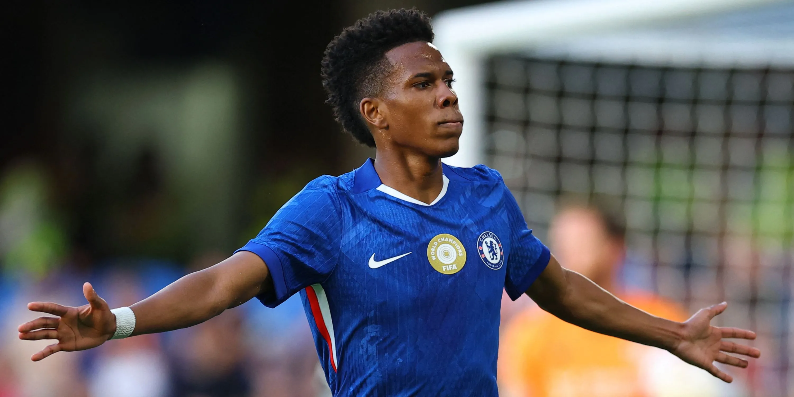 Willian Estevao, tiền vệ Chelsea 18 tuổi, đang sút bóng với kỹ thuật tinh tế